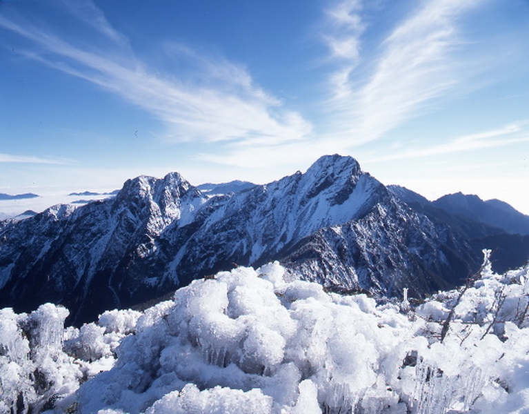 玉山主峰雪景-謝新添攝
